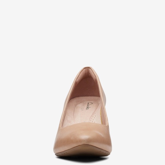 Clarks Kataleyna Gen Pump in Beige - Picture 4 of 13